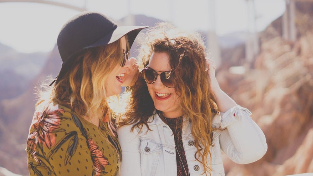 Españoles en Canadá dos chicas sonriendo
